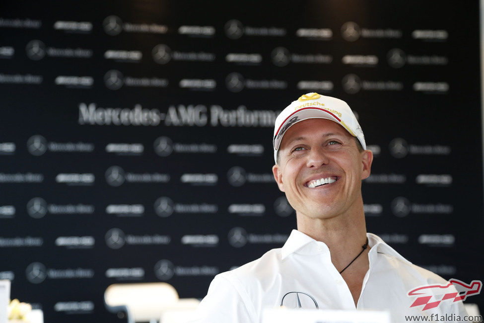 Michael Schumacher, relajado ante la prensa