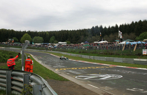 Michael Schumacher con el Mercedes W02 en el viejo Nürburgring