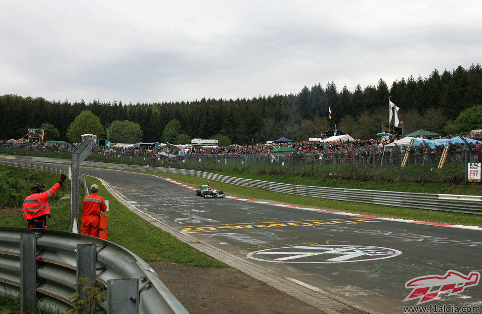 Michael Schumacher con el Mercedes W02 en el viejo Nürburgring