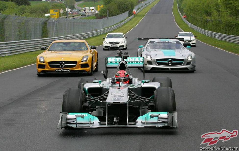 La comitiva de Mercedes en el Nordschleife liderada por Schumacher