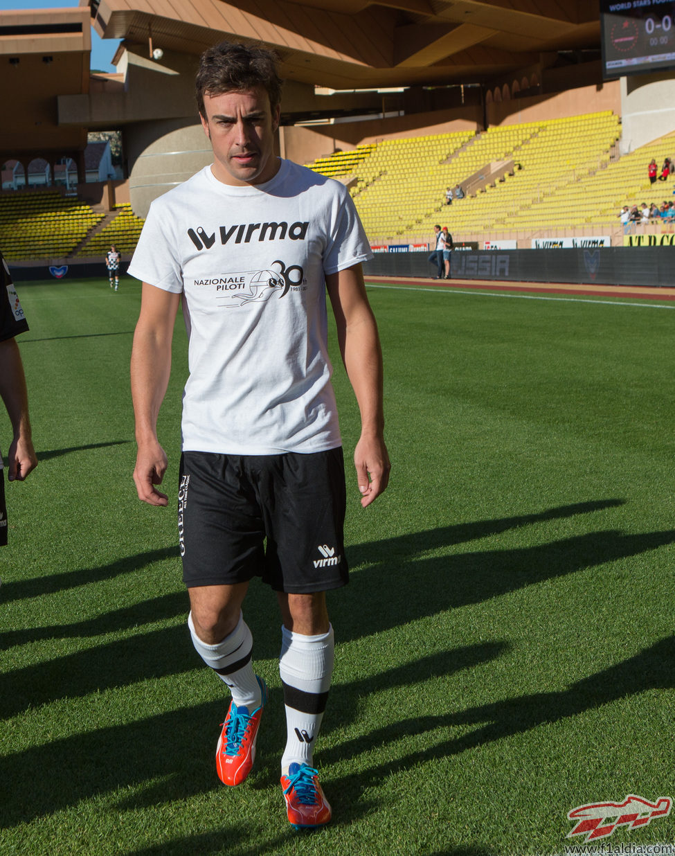 Fernando Alonso calentando para el partido