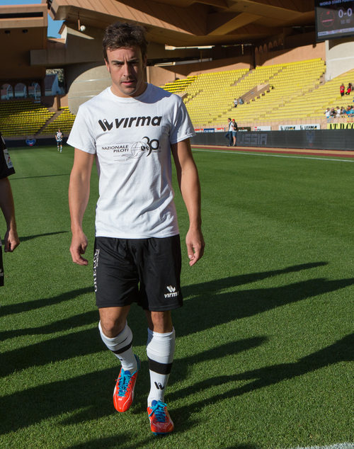 Fernando Alonso calentando para el partido