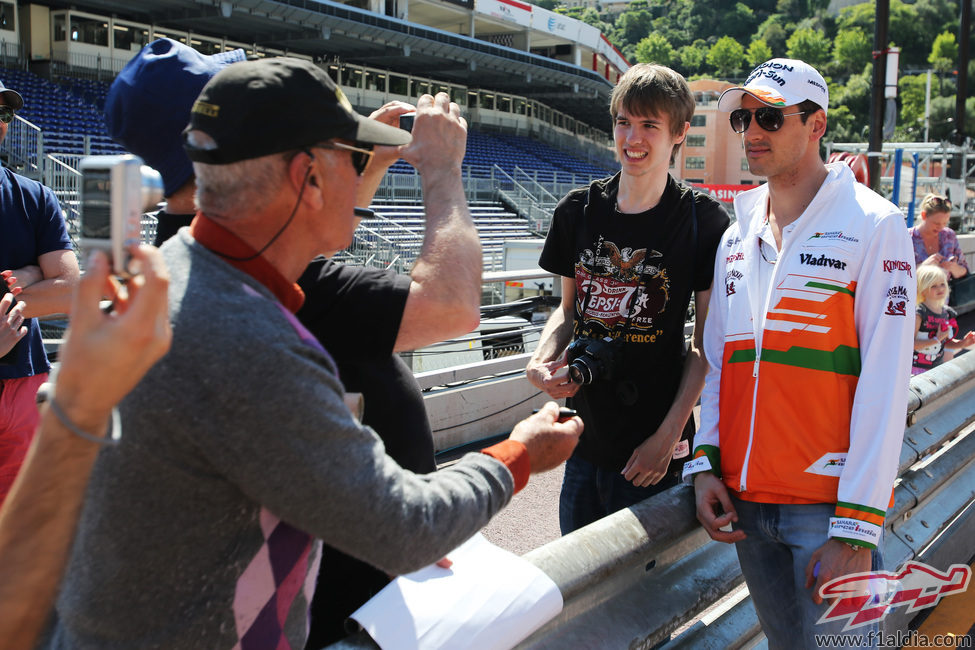 Adrian Sutil posa con un admirador