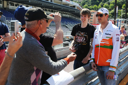 Adrian Sutil posa con un admirador