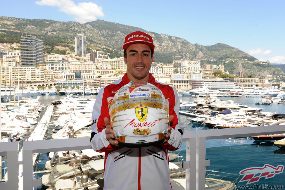 Fernando Alonso muestra el casco que lucirá en el GP de Mónaco 2013