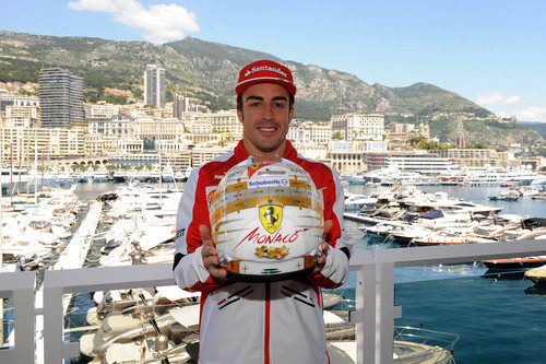 Fernando Alonso muestra el casco que lucirá en el GP de Mónaco 2013