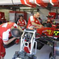 Los mecánicos de Ferrari trabajan en el F138