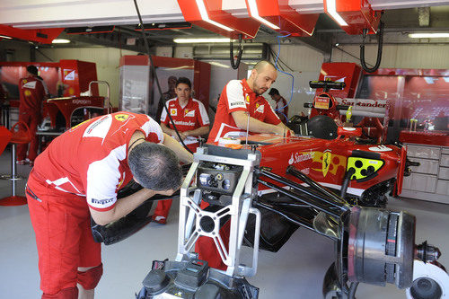 Los mecánicos de Ferrari trabajan en el F138