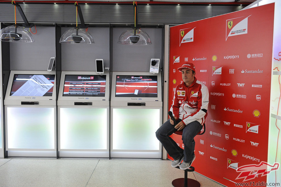 Fernando Alonso espera a los medios en Mónaco