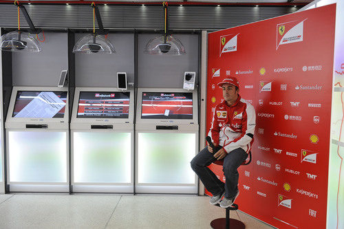 Fernando Alonso espera a los medios en Mónaco