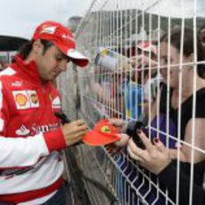 Felipe Massa firma autógrafos en Mónaco