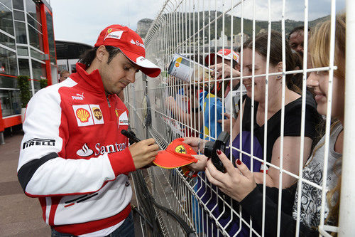 Felipe Massa firma autógrafos en Mónaco