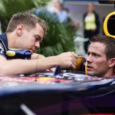 Sebastian Vettel le muestra el monoplaza a Sebastien Ogier