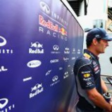 Mark Webber contesta a las preguntas de los medios en Mónaco