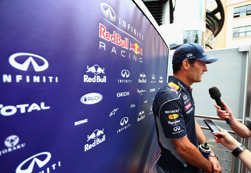 Mark Webber contesta a las preguntas de los medios en Mónaco