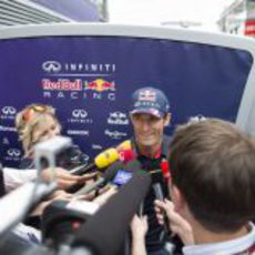 La prensa asedia a Mark Webber en Mónaco