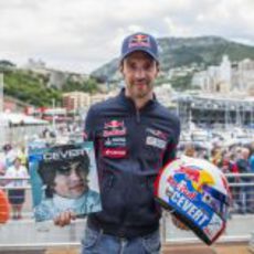 Jean-Eric Vergne presenta su casco especial en Mónaco