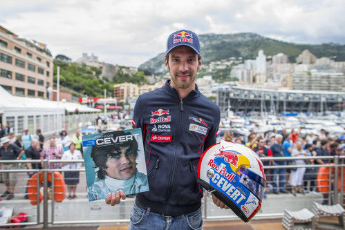 Jean-Eric Vergne presenta su casco especial en Mónaco