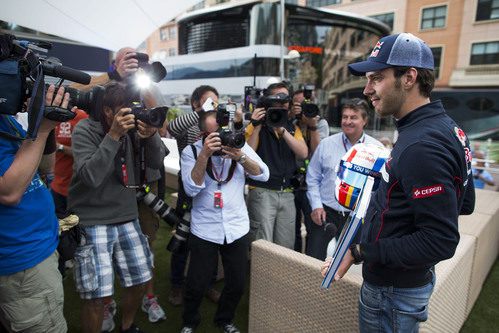 Jean-Eric Vergne presenta a la prensa el diseño de su casco