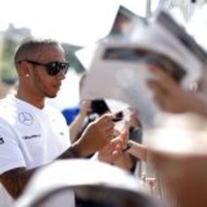 Lewis Hamilton firma autógrafos en el Principado