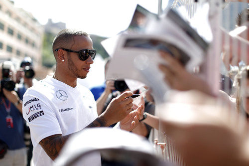 Lewis Hamilton firma autógrafos en el Principado