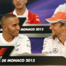 Lewis Hamilton conversa con Jenson Button