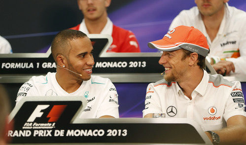 Lewis Hamilton conversa con Jenson Button