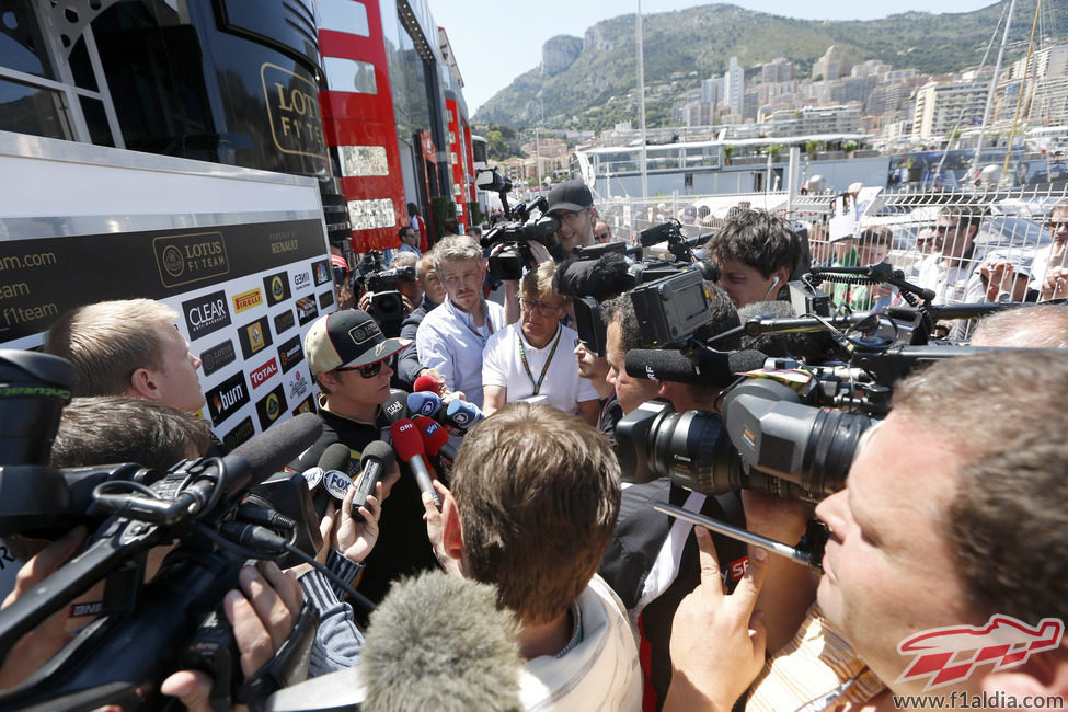 Kimi Räikkönen trata de responder a la prensa