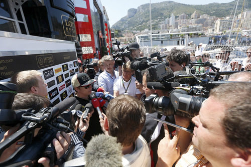 Kimi Räikkönen trata de responder a la prensa