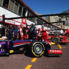 Sebastian Vettel sale de boxes