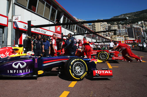 Sebastian Vettel sale de boxes