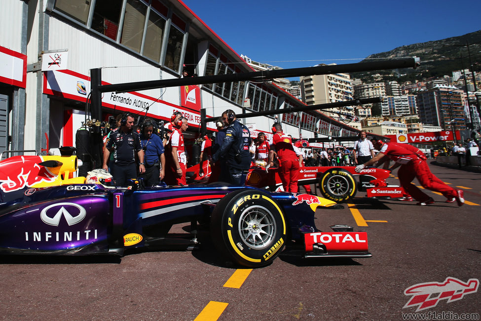 Sebastian Vettel sale de boxes