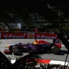 Sebastian Vettel toma la curva Loews