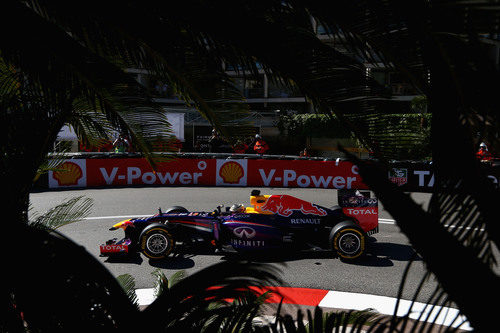 Sebastian Vettel toma la curva Loews