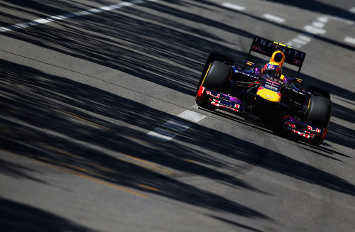 Sebastian Vettel en la bajada hacia Mirabeau