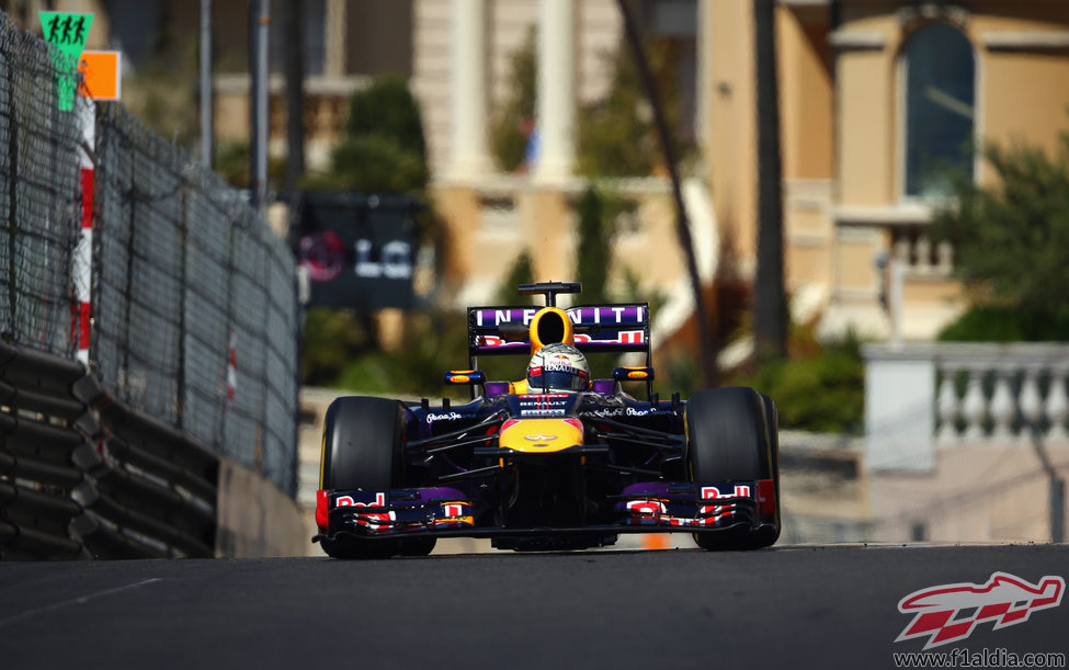 Sebastian Vettel en la subida al Casino