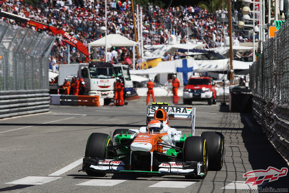 Adrian Sutil pasa la chicane de la piscina