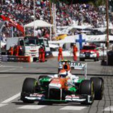 Adrian Sutil pasa la chicane de la piscina