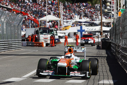 Adrian Sutil pasa la chicane de la piscina