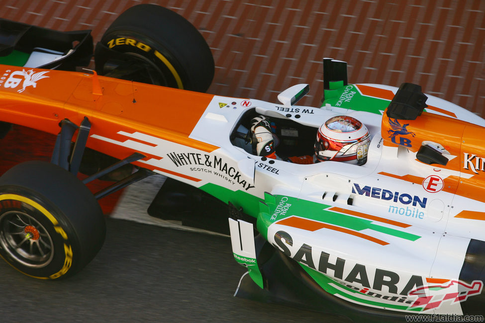 Paul di Resta cogiendo todo el piano