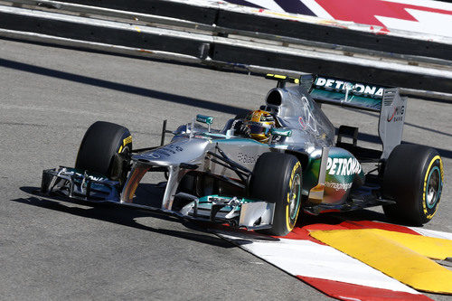 Lewis Hamilton sale de una curva en Mónaco