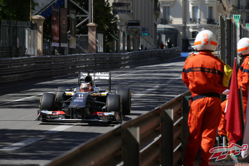 Nico Hülkenberg afronta una curva en Mónaco