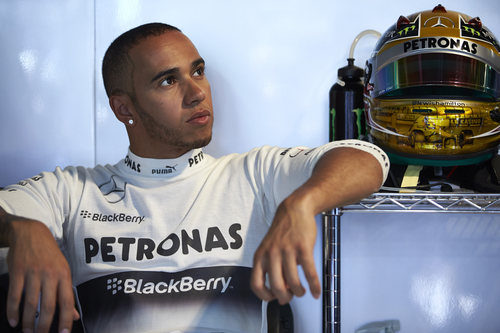 Lewis Hamilton, pensativo en Mónaco