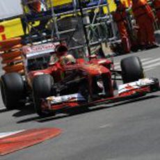 Fernando Alonso rueda con su casco especial