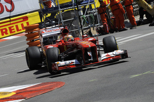 Fernando Alonso rueda con su casco especial