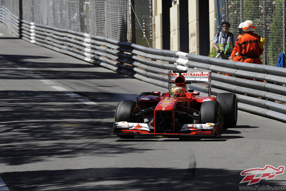 Fernando Alonso completa una vuelta en Mónaco