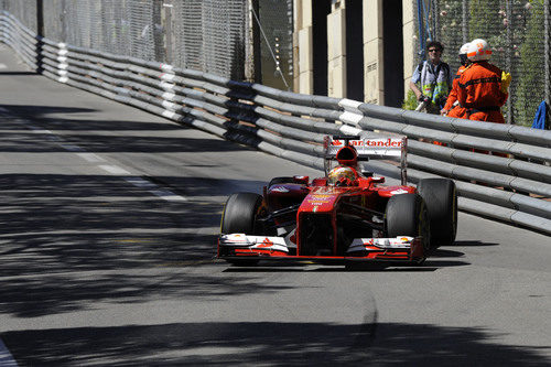 Fernando Alonso completa una vuelta en Mónaco