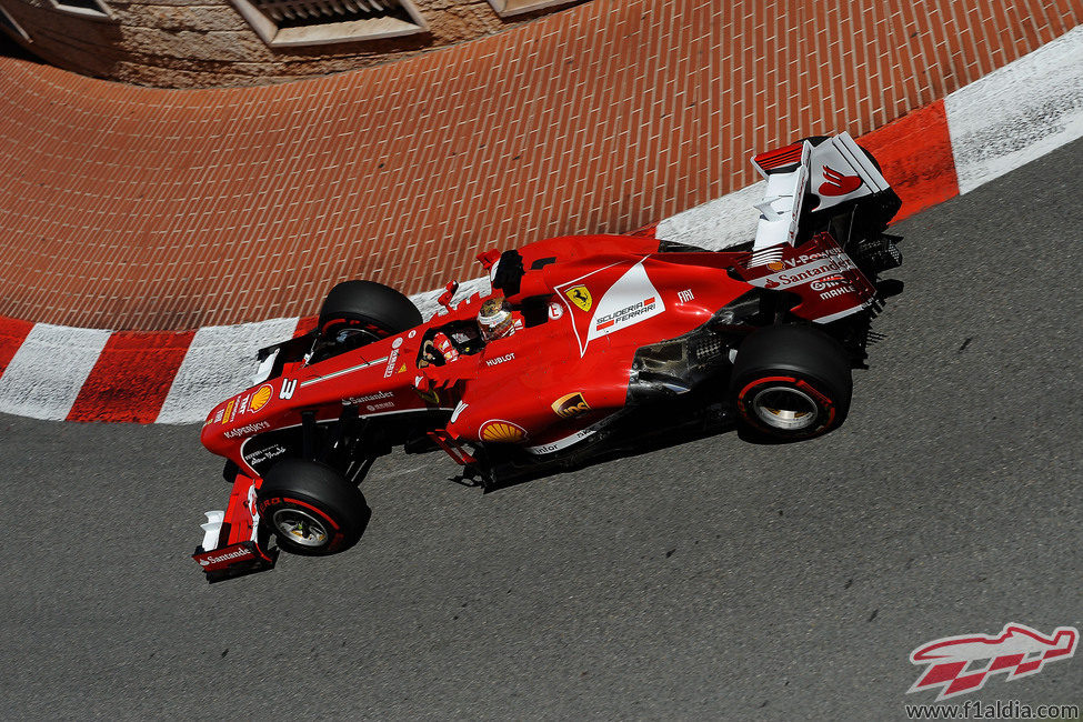 Fernando Alonso coge una curva en Mónaco