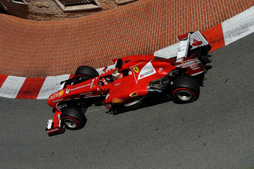 Fernando Alonso coge una curva en Mónaco