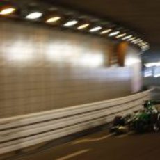 Giedo van der Garde pasa por el túnel de Mónaco